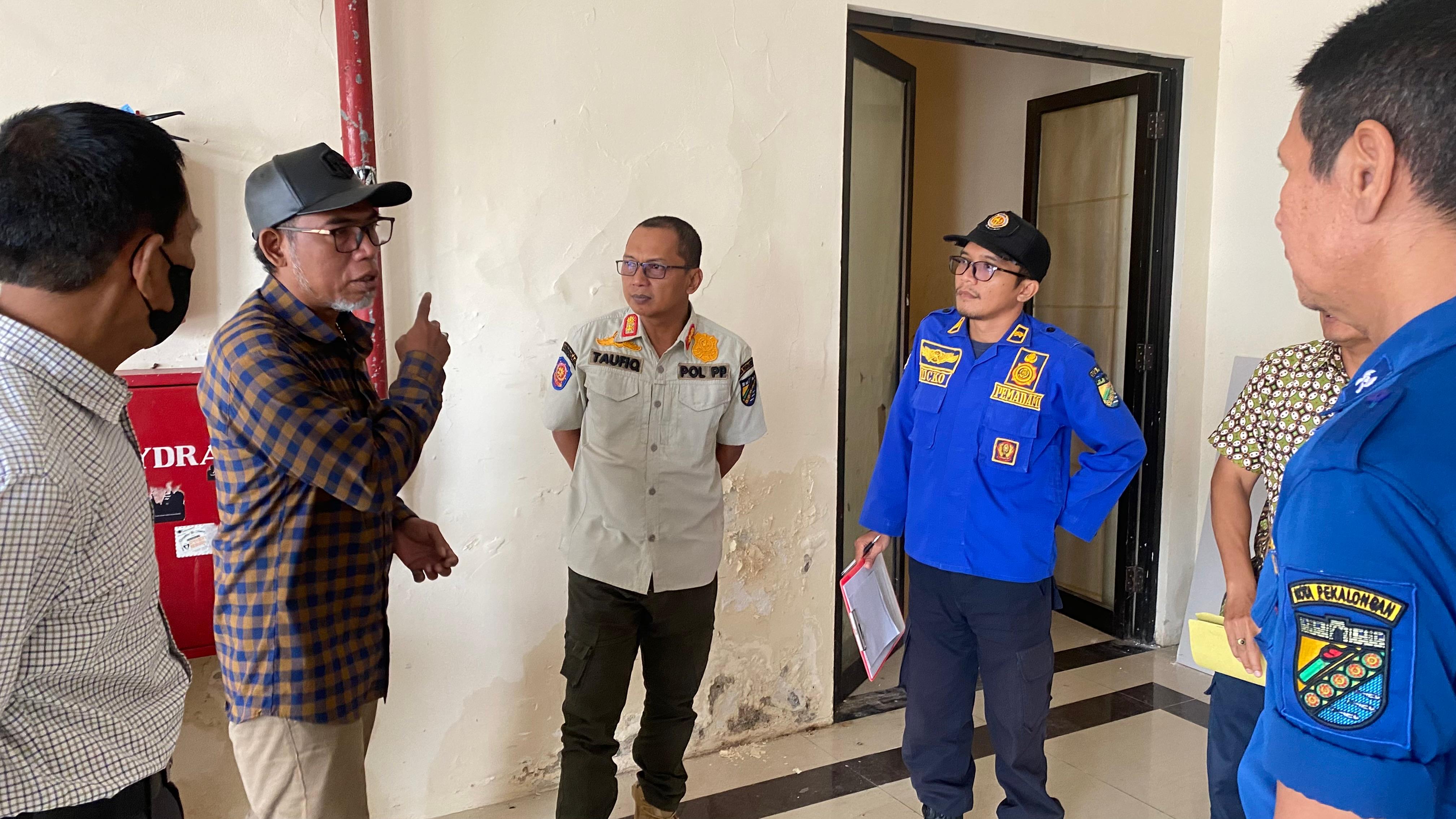 Kasatpol P3KP Kota Pekalongan, M. Taufiqu Rochman, S.STP, M.M mengecek kondisi Alat Pemadam Api Ringan (APAR) di Kawasan Dupan Square, Kamis (26/2).